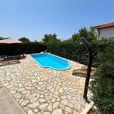 With Pool Ante Vrsi